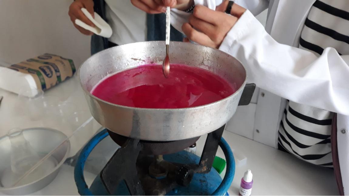 9/E Sınıfı Öğrencilerimiz Kimya Proje Ödevi Kapsamında Sabun Üretti
