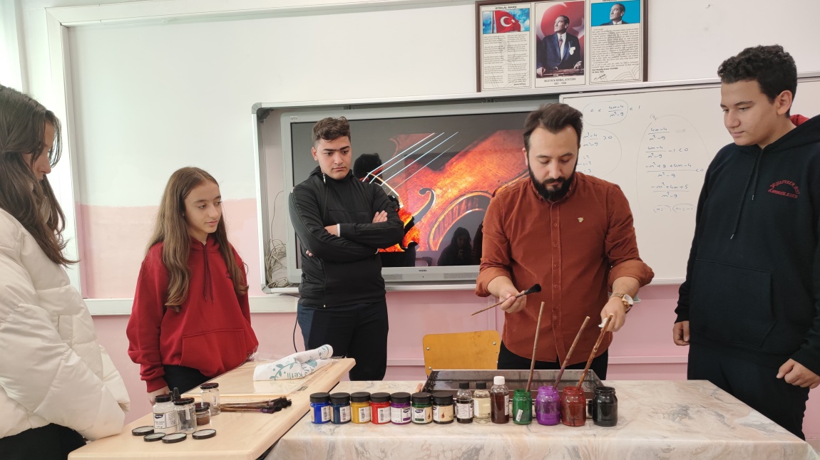 Okulumuzda Din Kültürü ve Ahlak Bilgisi Öğretmeni Tarafından Başlatılan Ebru Sanatı Kursu Öğrencilerimiz Tarafından İlgiyle Karşılandı.