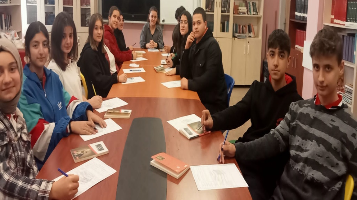 Sosyal okul projesi ayın kitap önerisi ve kitap değerlendirme topmantisi